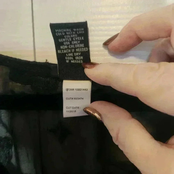 TORRID V-Neck Polyester/Lace Sleeve & Back Short Sleeve Top - Size 00 - Picture 8 of 8